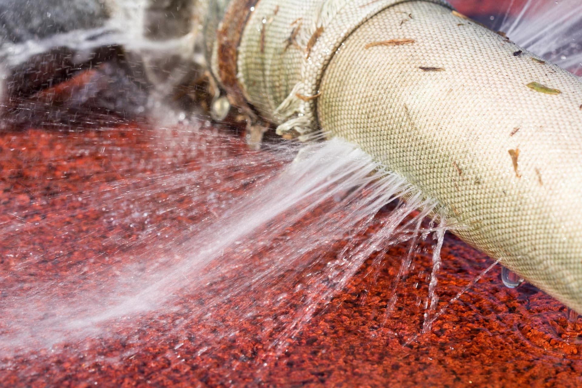 Wasseraustritt an einem Rohrbruch