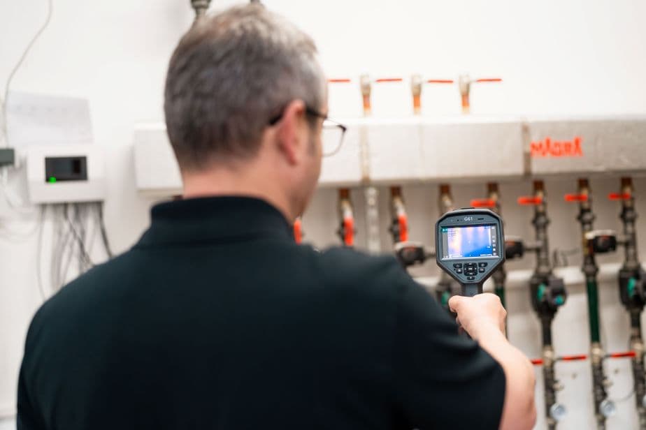 ETS-Techniker mit Wärmebildkamera im Einsatz
