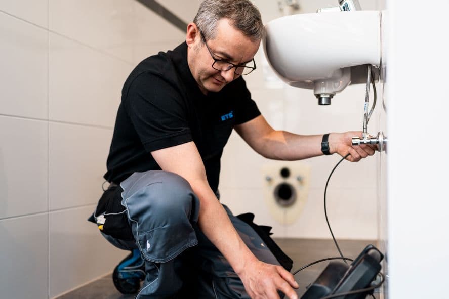 ETS-Techniker bei der Lecksuche mit Messtechnik vor Ort