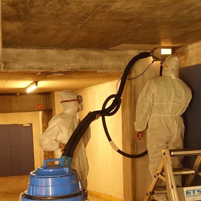 ETS-Techniker in Schutzanzügen bei der Schimmelsanierung im Unterdruckverfahren