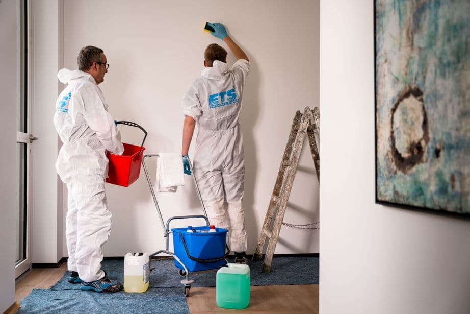 ETS-Techniker bei der Brandschaden-Reinigung