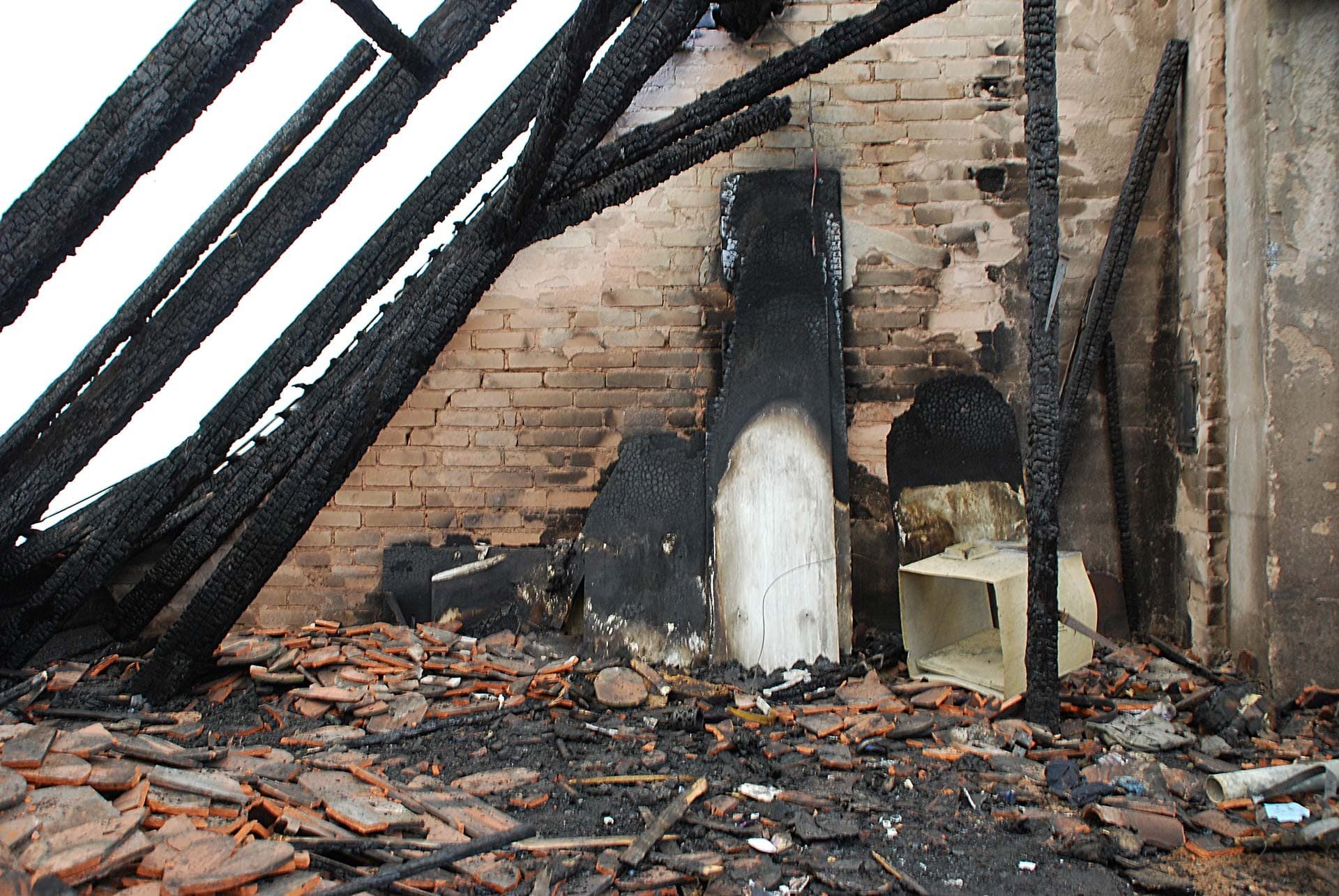 Brandgeschädigter Dachstuhl nach einem Wohnungsbrand